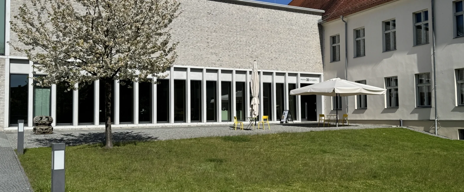 Im Museumsgarten mit Blick auf den Anbau von 2014 | zur Startseite