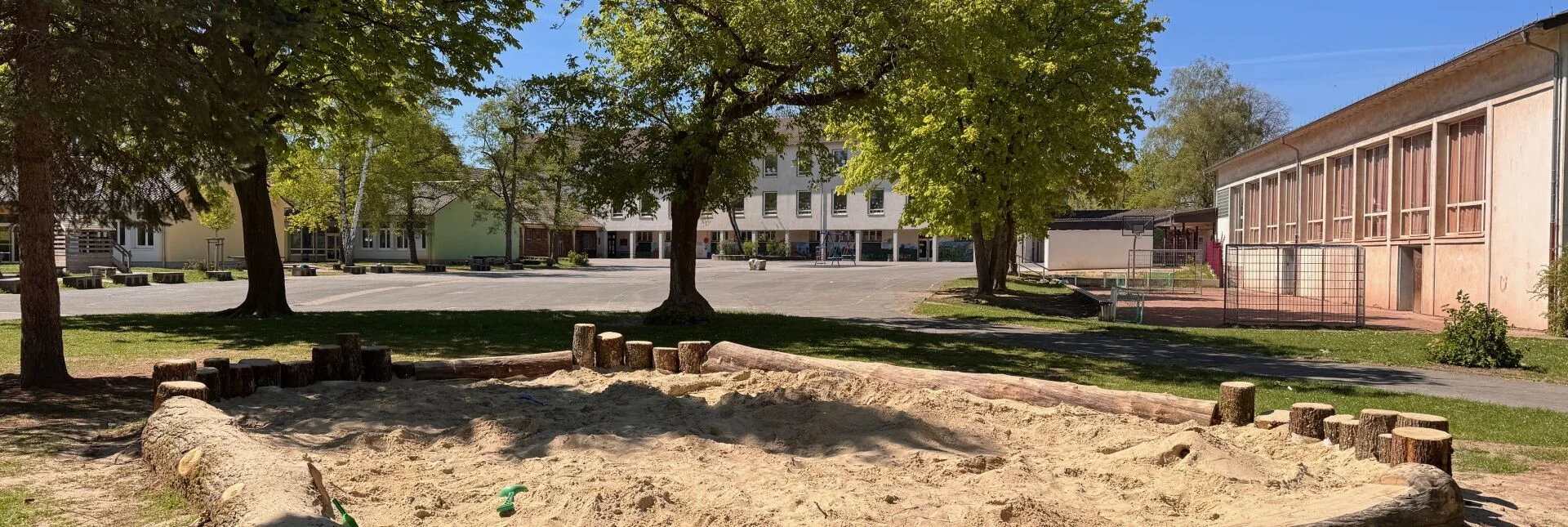 Sandkasten der Struthschule mit Pausenhof im Hintergrund