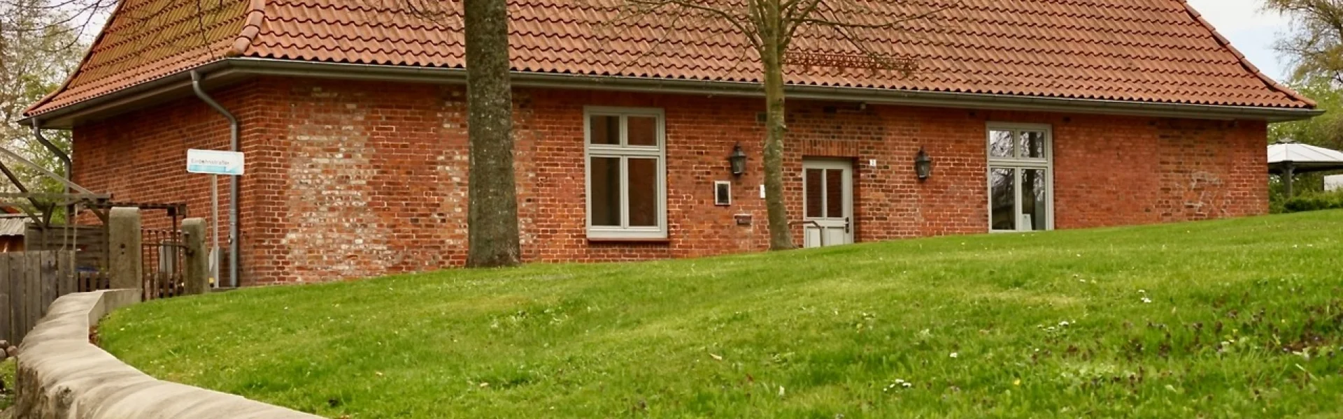 Alte Schule (heute Gemeindebüro mit Veranstaltungsräumen) | zur Startseite