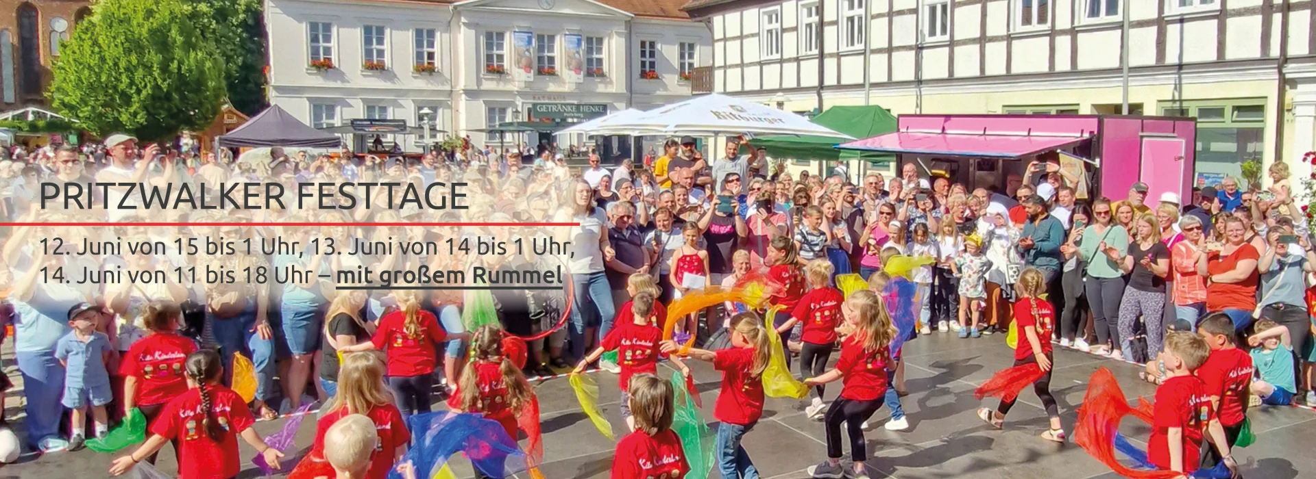 Einladung Pritzwalker Festtage vom 12. bis 14. Juni, dahinter Pritzwalker Marktplatz mit feiernden Menschen bei den Festtagen 2025