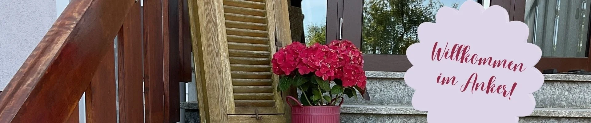Steintreppe mit rosafarbener Hortensie