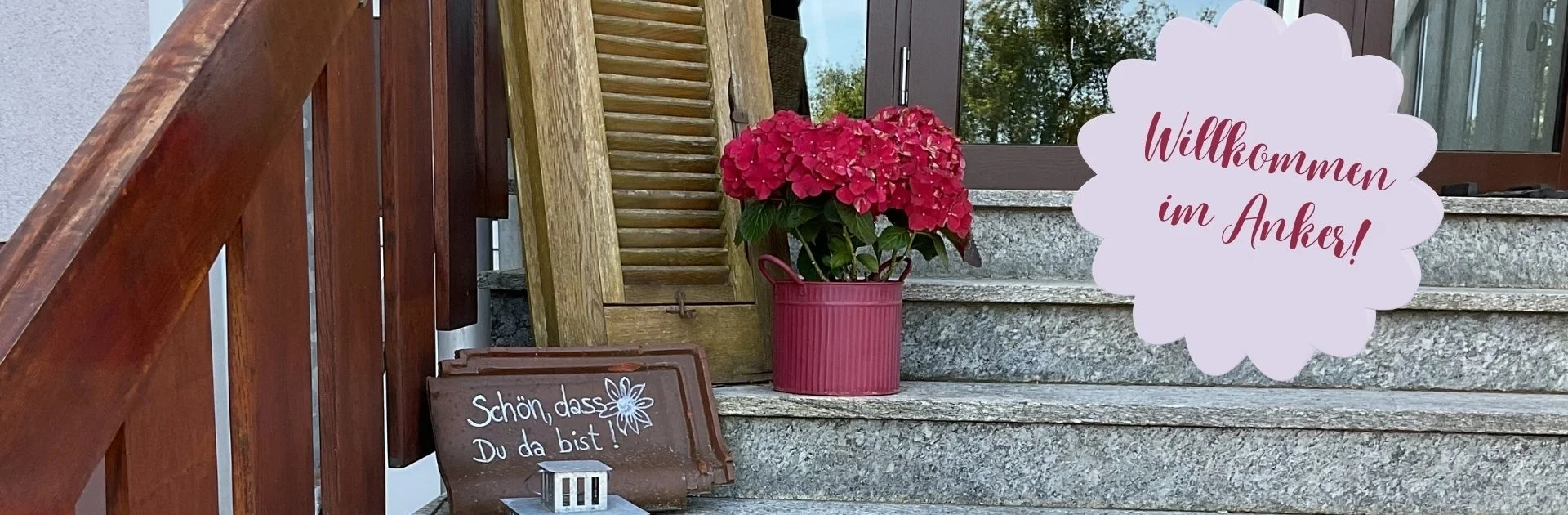 Steintreppe mit rosafarbener Hortensie