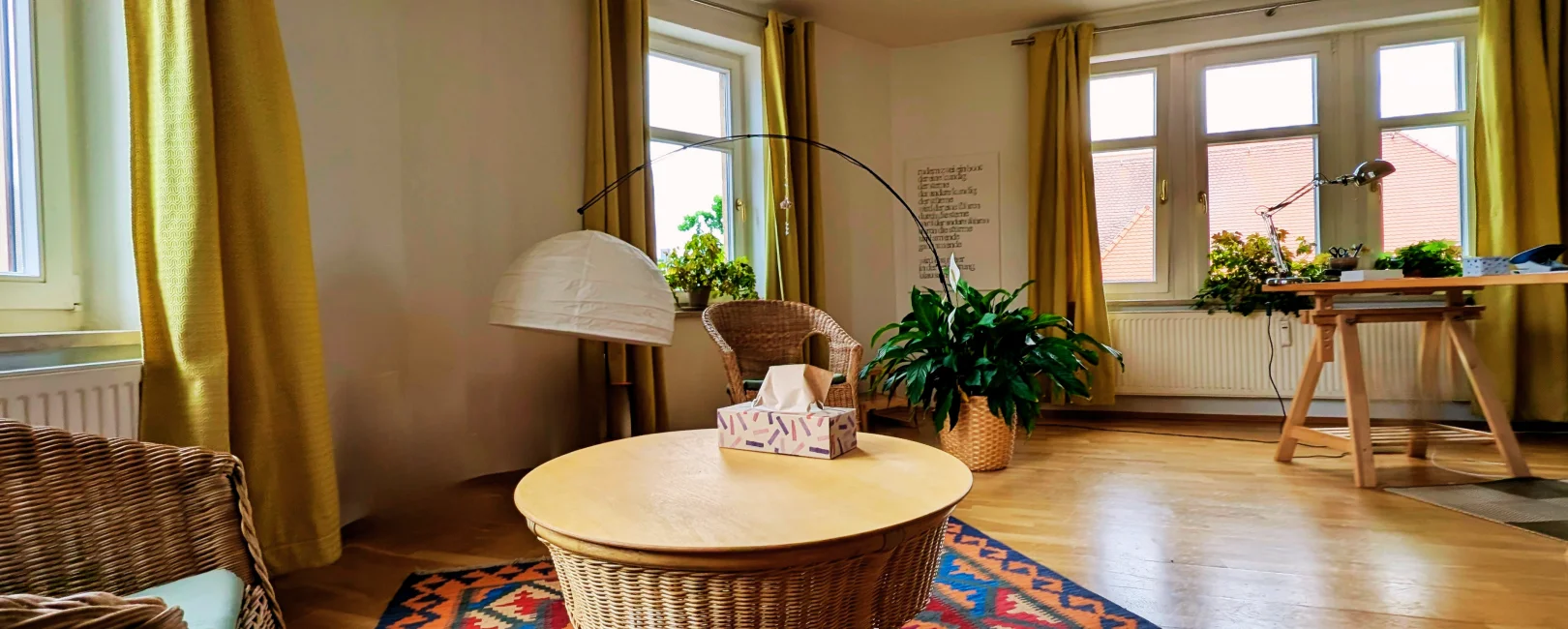 Heller, freundlicher Therapieraum meiner Privatpraxis für Psychotherapie in Dresden-Blasewitz für Verhaltenstherapie (VT) mit Erwachsenen.