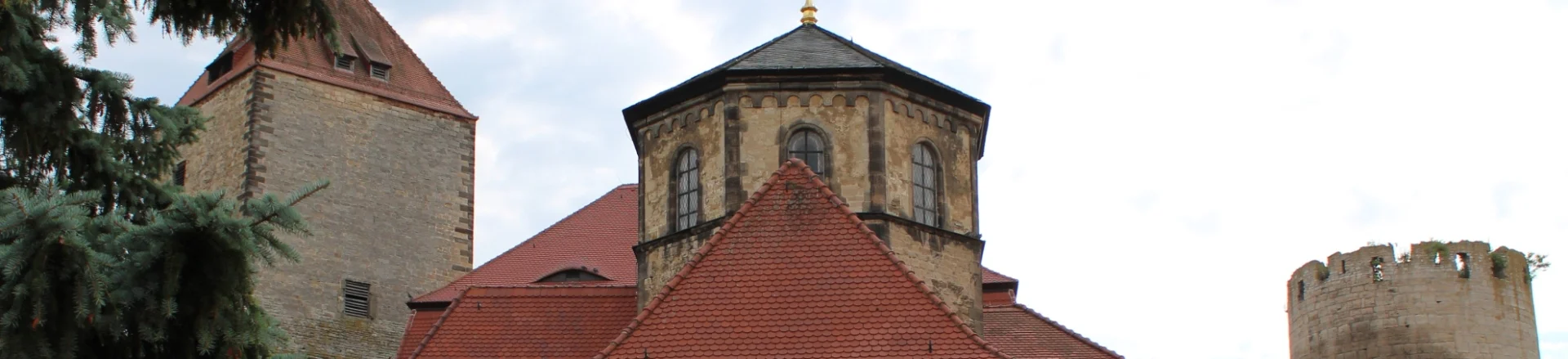 Man sieht die Spitze des Marterturms, der Burgkirche und des Dicken Heinrichs. Das sind drei der vier Turmspitzen der Burg Querfurt