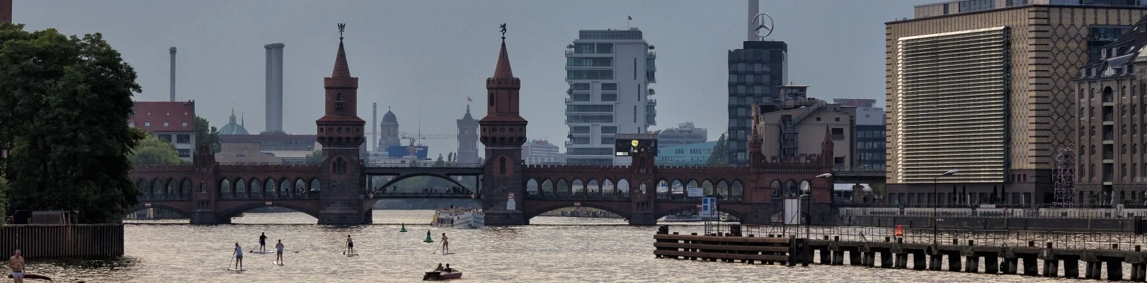 Blick von der Elsenbrücke auf Berlin Mitte und Oberbaumbrücke