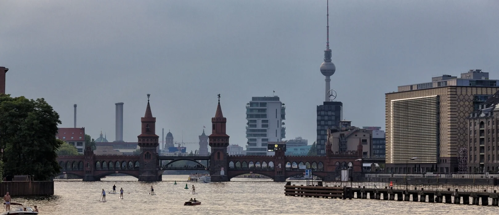 Blick von der Elsenbrücke auf Berlin Mitte und Oberbaumbrücke