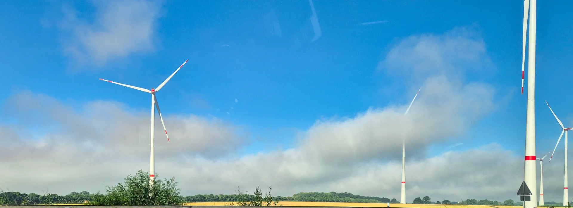 Windräder an der Autobahn bei Sadenbeck. Foto: Privat