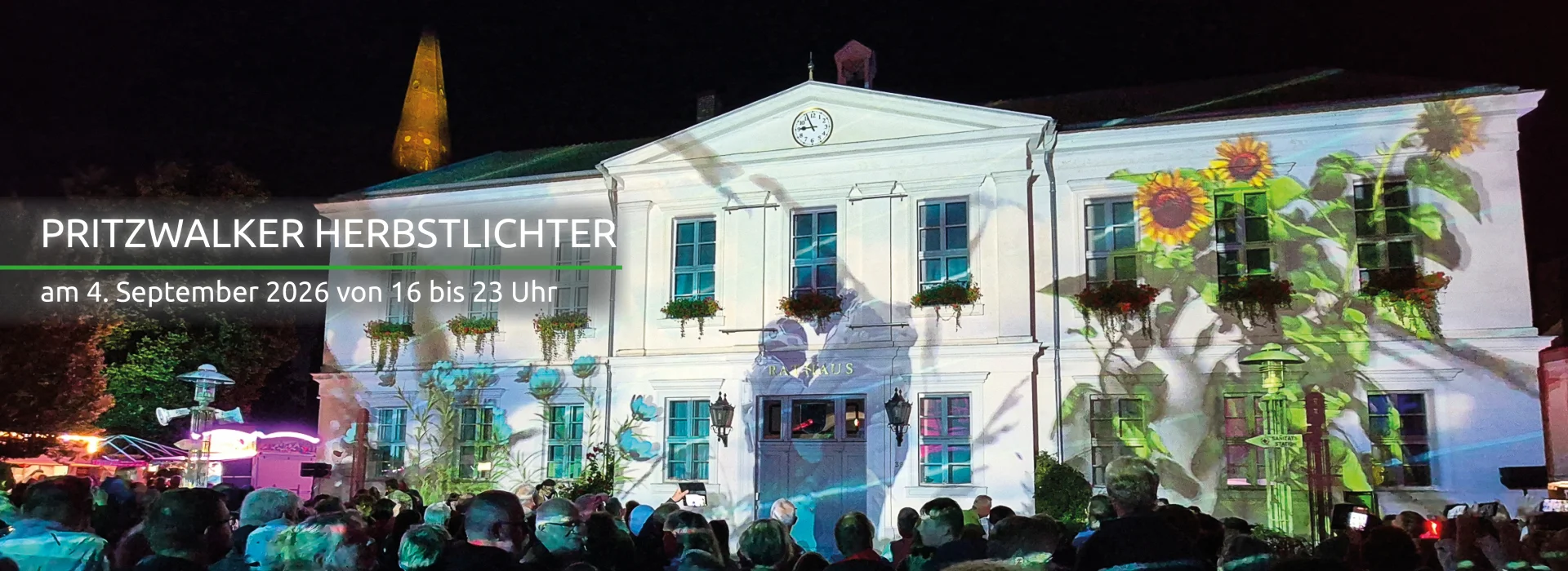 Blick auf das mit Bildern angestrahlte Rathaus Pritzwalk, dazu ein Hinweis auf die Veranstaltung Pritzwalker Herbstlichter am 4. September 2026. Foto: Stadt Pritzwalk