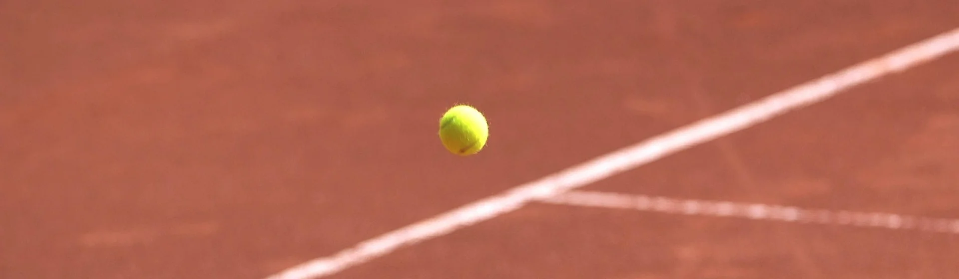 Tennisball im Flug