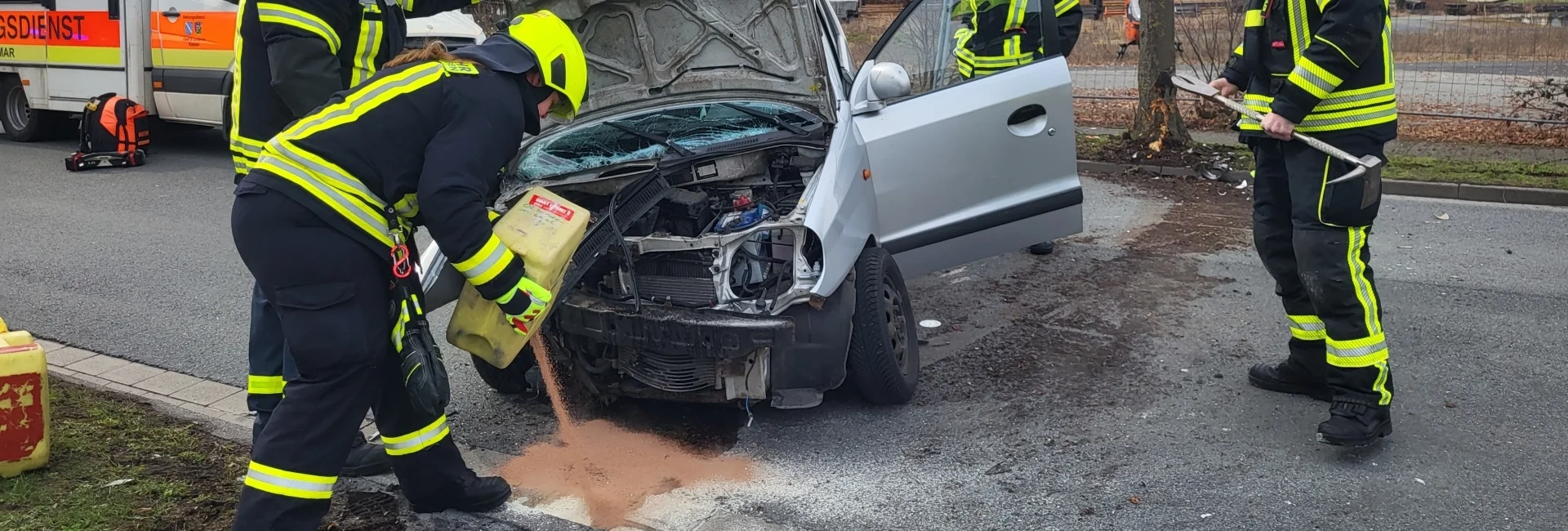 Einsatz nach Verkehrsunfall, abstreuen von Kraftstoffen
