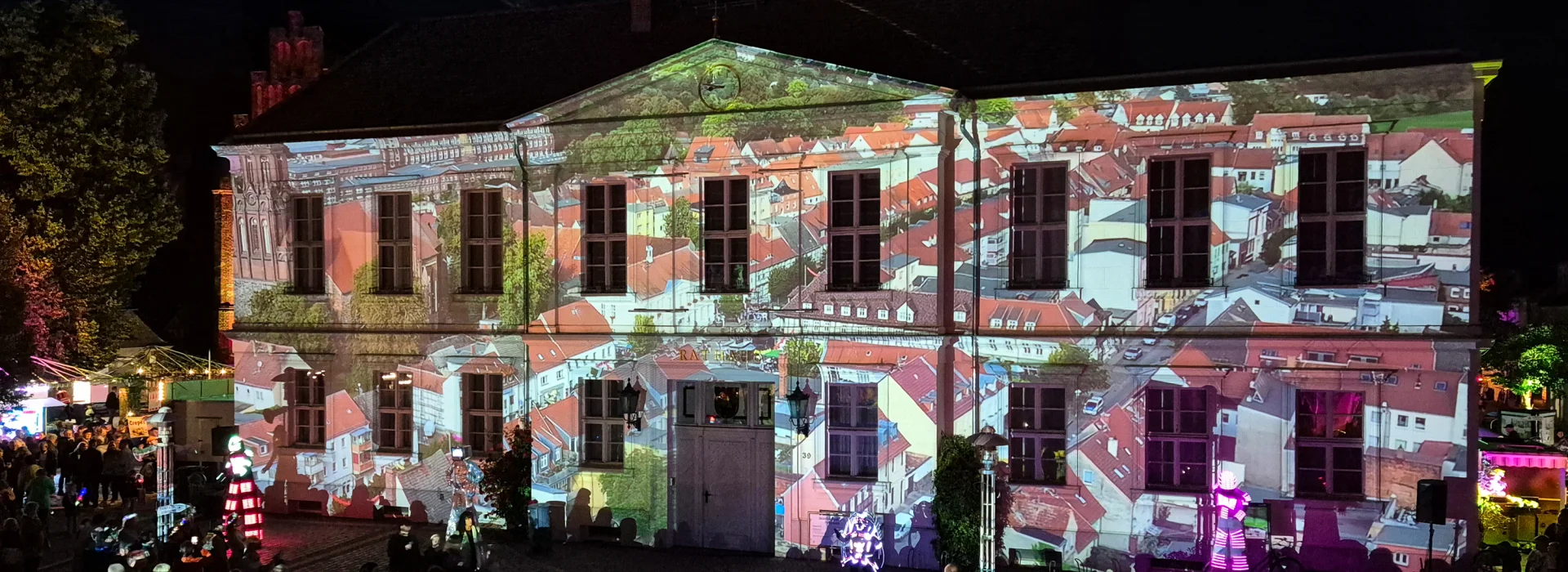 Lichtinstallation an der Rathausfassade bei den Pritzwalker Herbstlichtern 2026. Foto: Stadt Pritzwalk