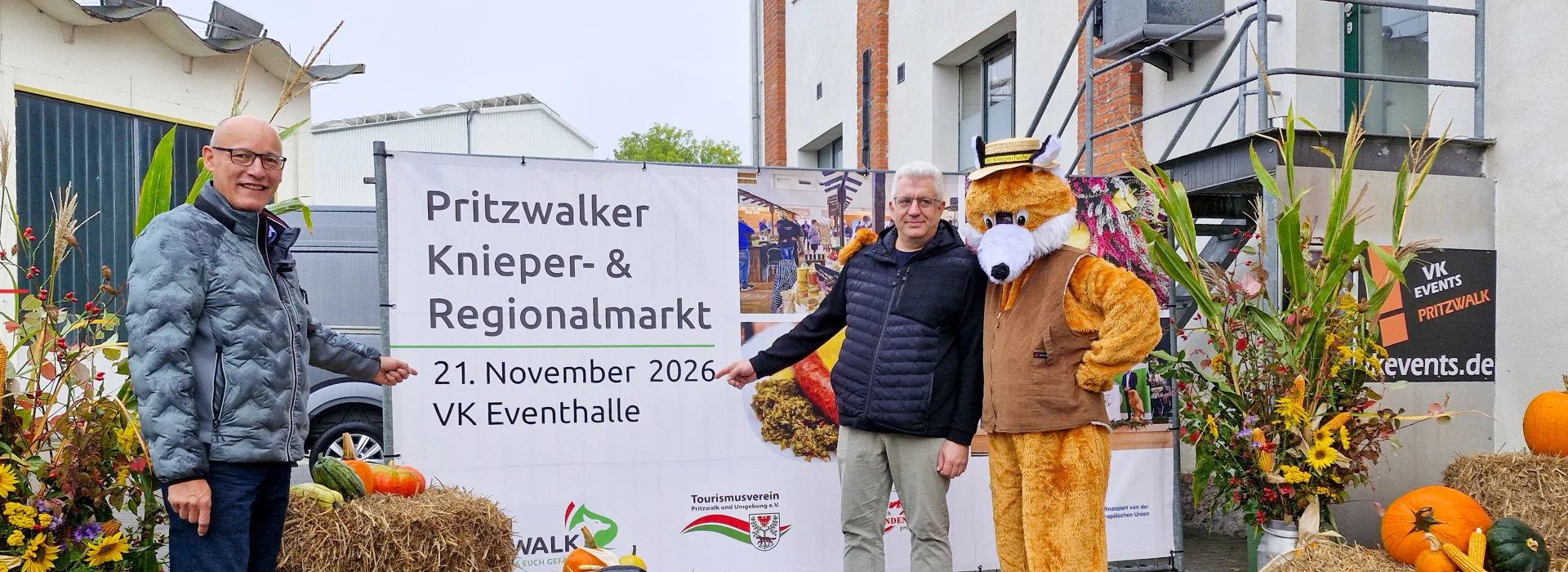 Bürgermeister Dr. Ronald Thiel, Jean Duwe vom Tourismusverein und der Pritzwalker Knieperfuchs werben für den Knieper- und Regionalmarkt am 21. November. Foto: Stadt Pritzwalk