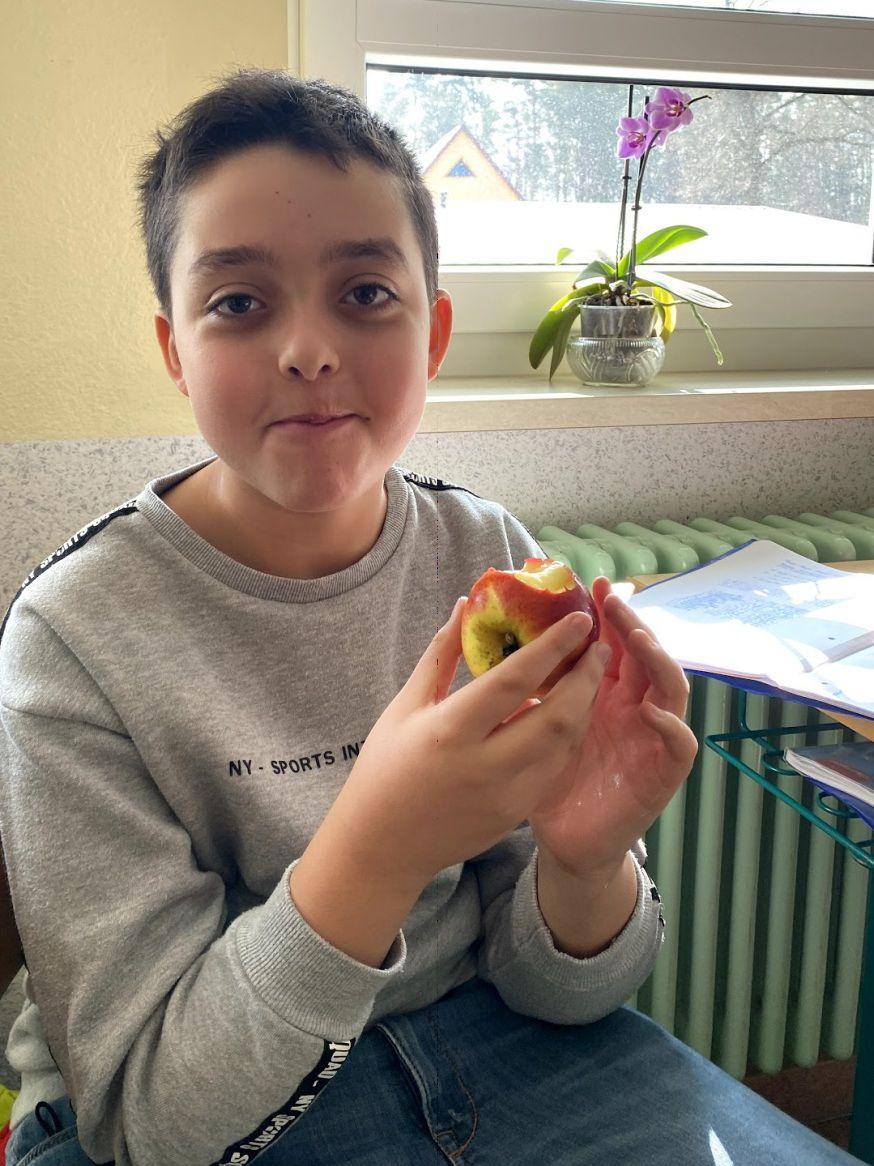 Kind isst ein Apfel