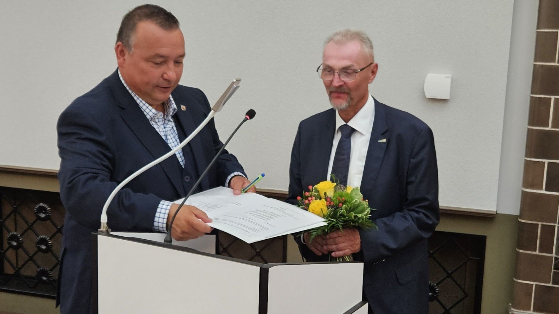 Landrat Sven Herzberger (l.) legt dem frisch gewählten Vorsitzenden Olaf Schulze die Verpflichtungserklärung zum Unterzeichnen vor. Foto: Dörthe Ziemer