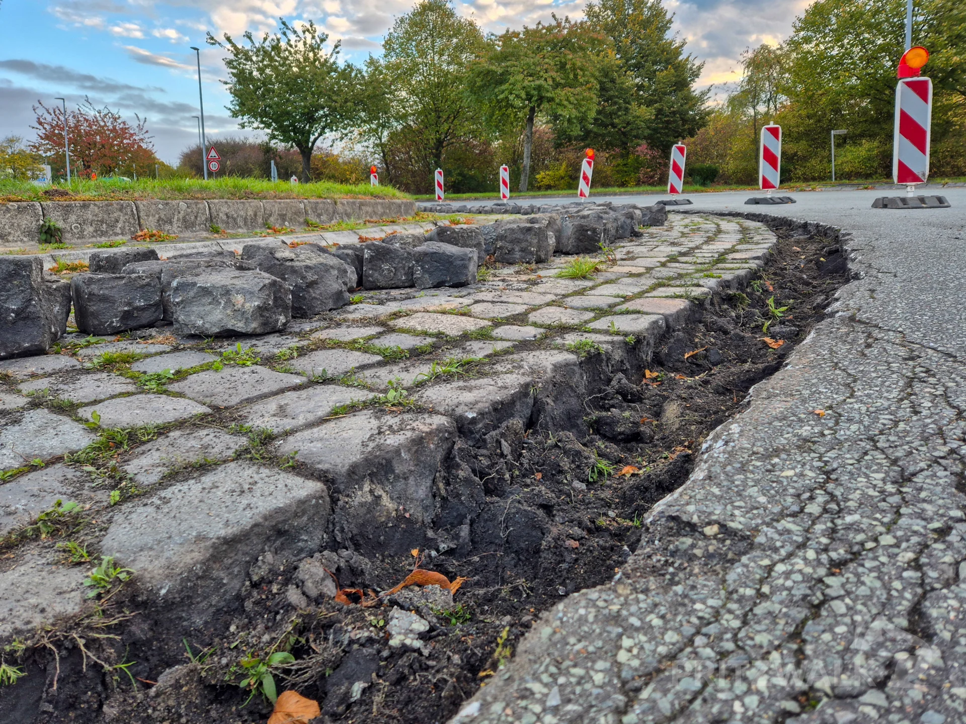 Am Kreisel wurde das Granitpflaster heruagnommen, damit dort gefräst werden kann. Foto: Stadt pritzwalk