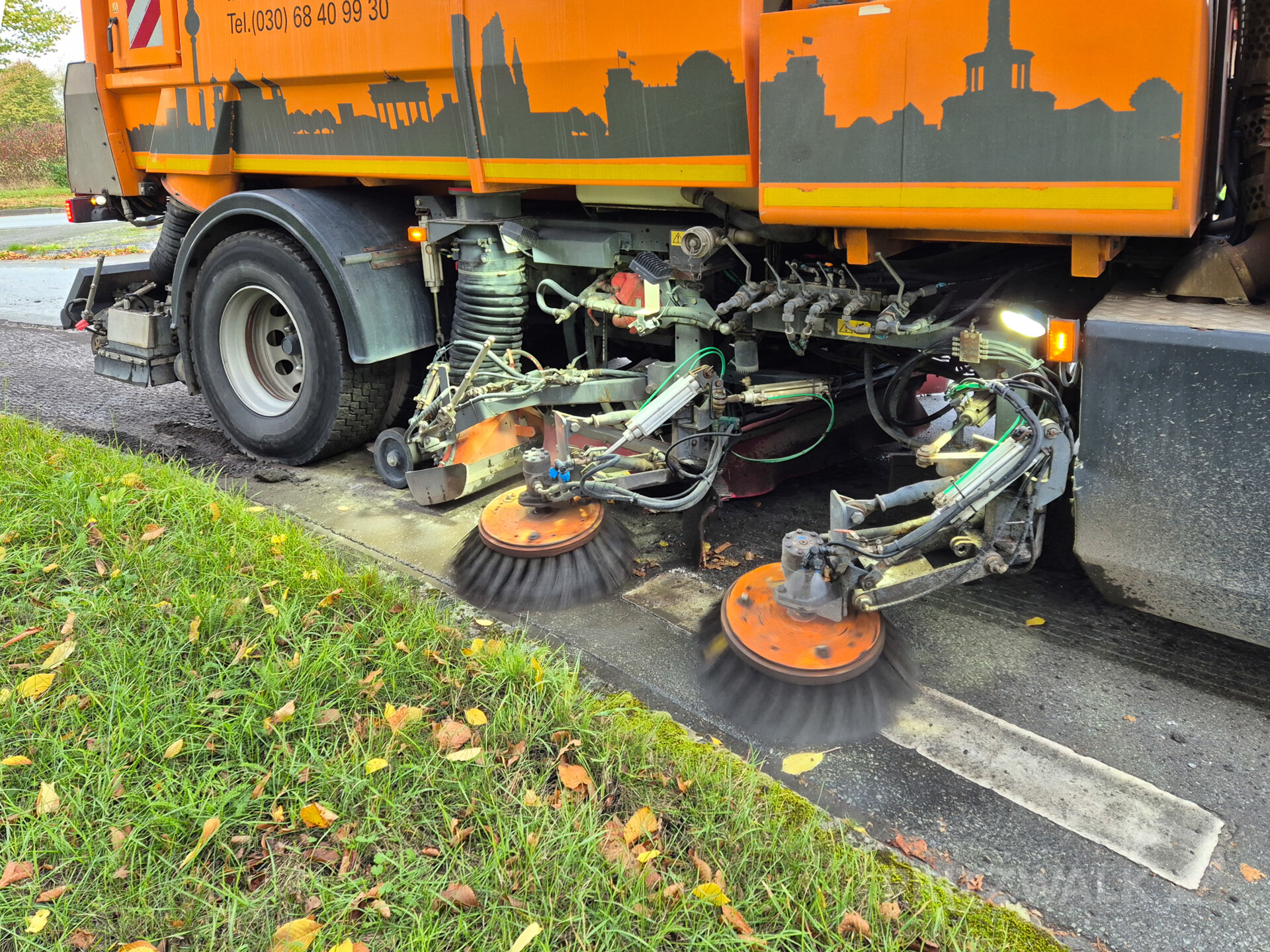 Nach dem Fräsen reinigt eine Spezialkehrmaschine die abgefräste Fläche. Foto: Stadt Pritzwalk