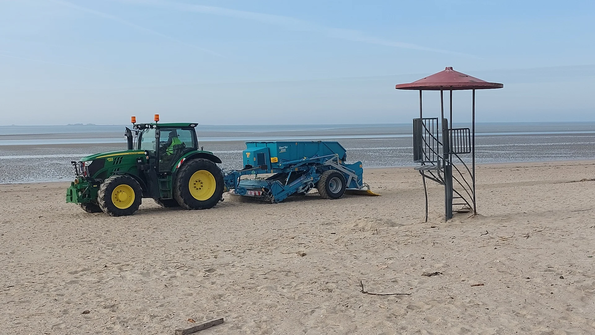 Schweres Gerät: Der Strandreiniger siebt den Sand gründlich durch (Foto: Stadt Wyk Andreas Hansen)