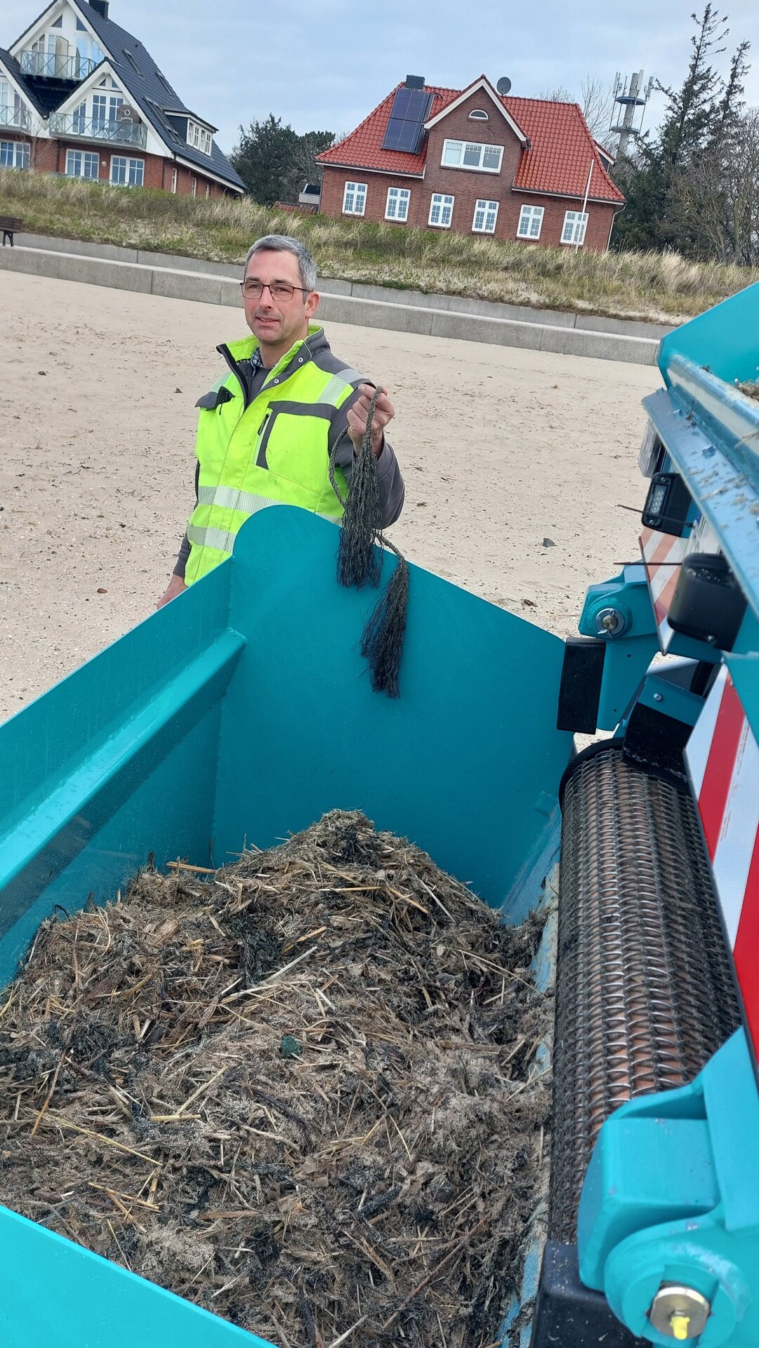 Finn Schaefer zeigt seine Fuhre mit gesammeltem Schmutzgut (Foto: Stadt Wyk Andreas Hansen)