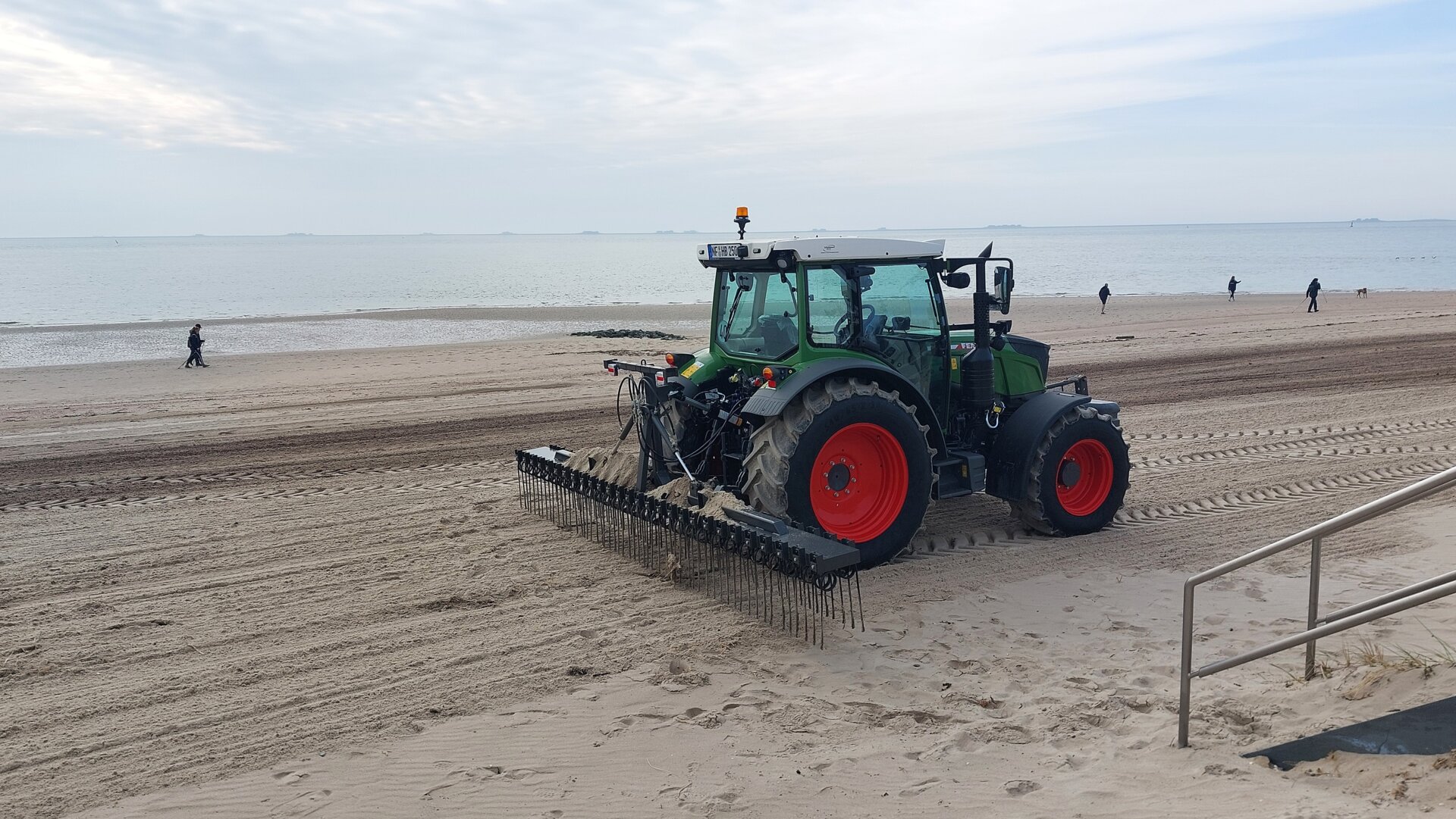 Eine Strandharke im Einsatz im Bereich Olhörn (Foto: Stadt Wyk Andreas Hansen)