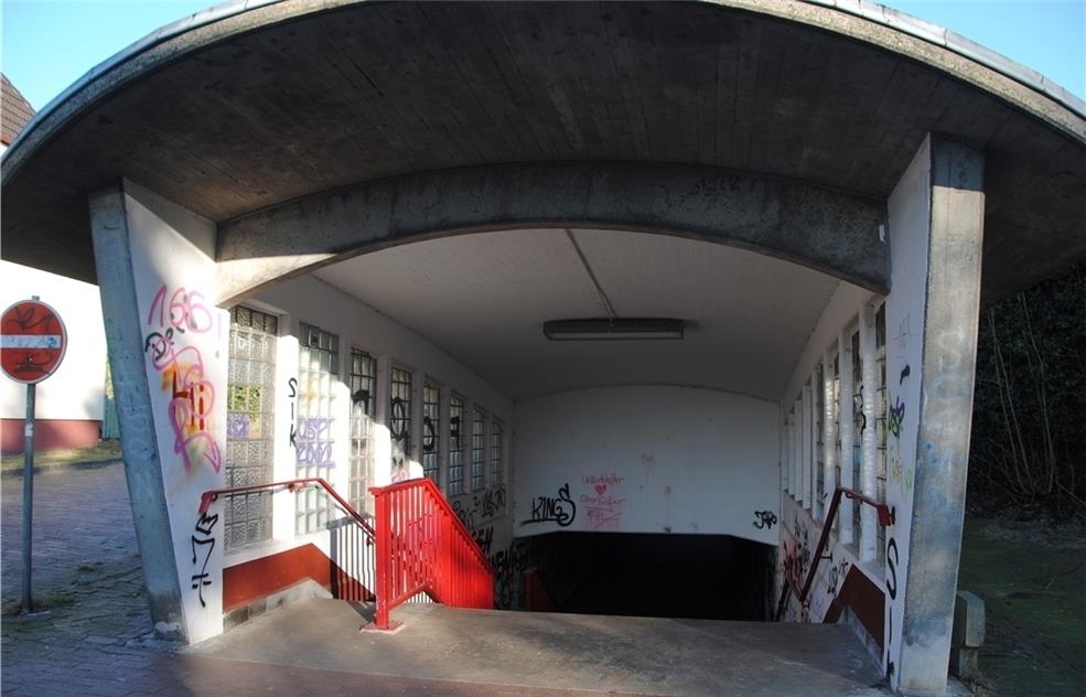 Die-Graffiti-Schmierereien-in-der-Unterfuehrung-unter-der-B-347069h