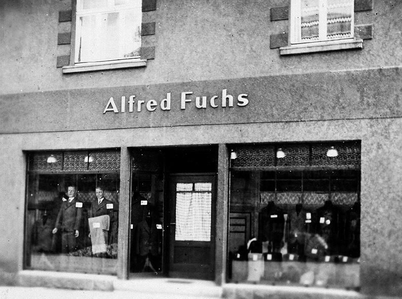 Bekleidungsgeschäft Alfred Fuchs, Straße der Befreiung 34