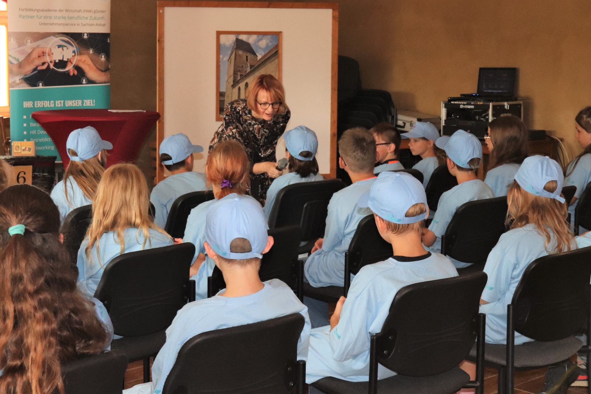 Dezernentin Annett Hellwig eröffnet das Sommercamp und lässt die Kinder selbst zu Wort kommen