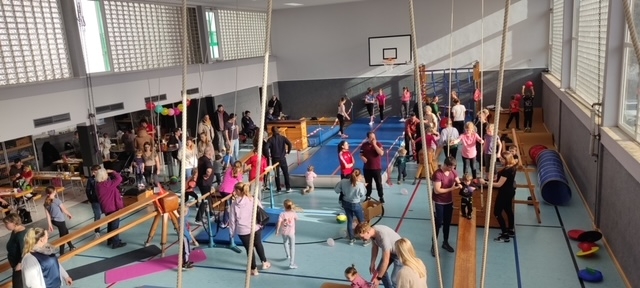 Spiel und Spaß in der Turnhalle