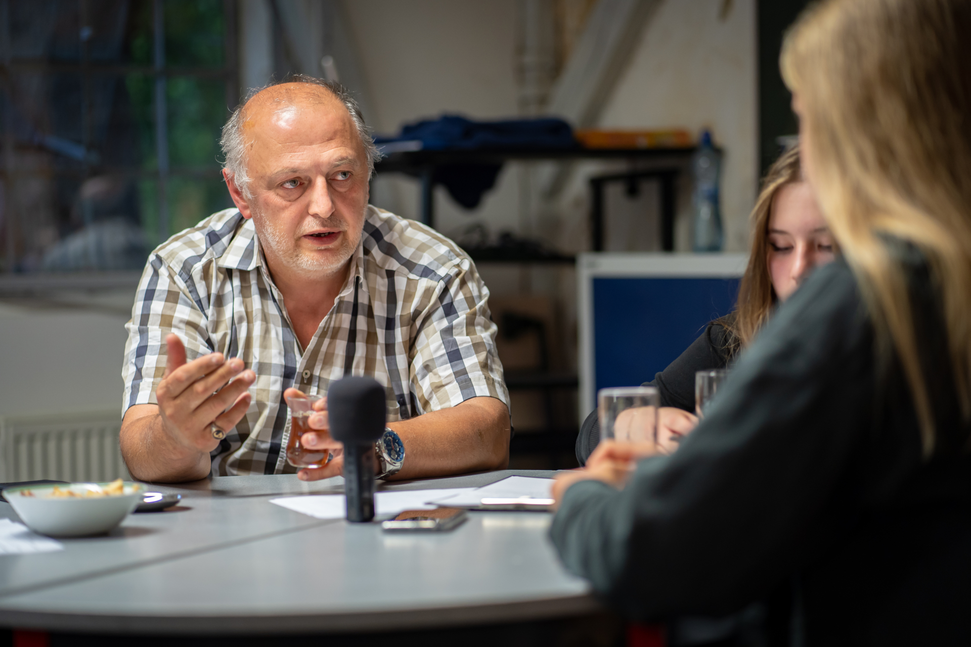 Ali Aygün erzählt Möllner Schülerinnen von seinen Erlebnissen in der Anschlagsnacht und seinem Leben danach (© Jens Butz)