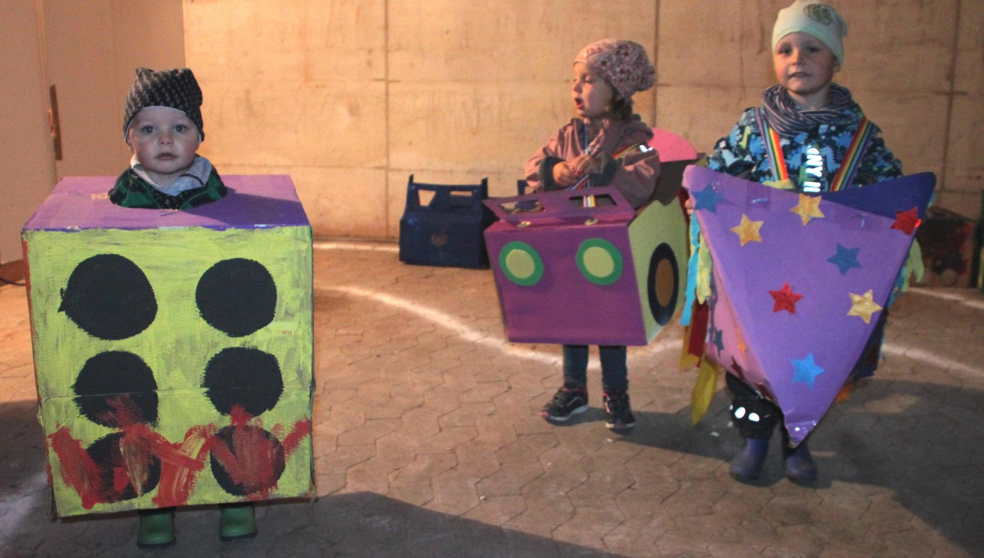 Kindergartenkinder mit ihren selbstgebauten Kartonflitzern