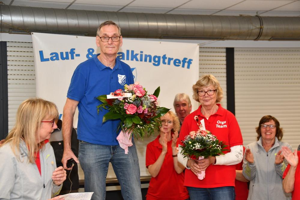 Axel Beyersdorf als Organisator und Ingrid Wagemester als Chefin der Cafeteria wurden mit einem Blumenstrauß verabschiedet.