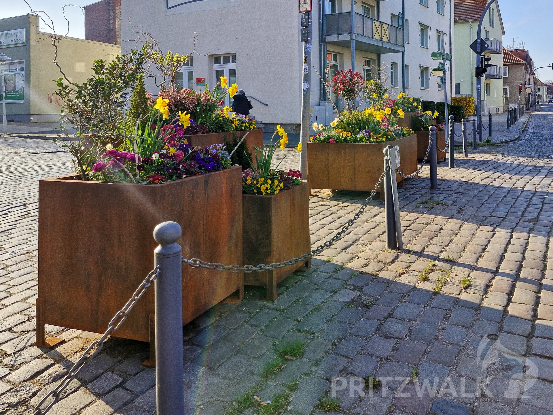 Vier der Blumenkübel aus Cortenstahl stehen in der Pritzwalker Marktstraße. Foto: Stadt Pritzwalk