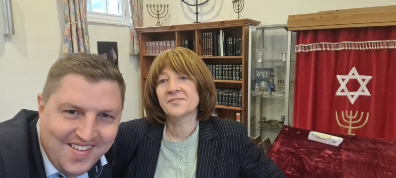 Michael Saitner, Geschäftsführender Vorstand des Paritätischen SH, und Viktoria Ladyshenski, Geschäftsführerin der Jüdischen Gemeinschaft SH, in der Synagoge der Jüdischen Gemeinde Kiel und Region