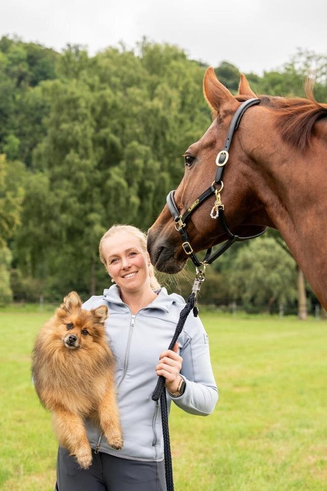 Katharina Hemmer mit Pferd und Hund