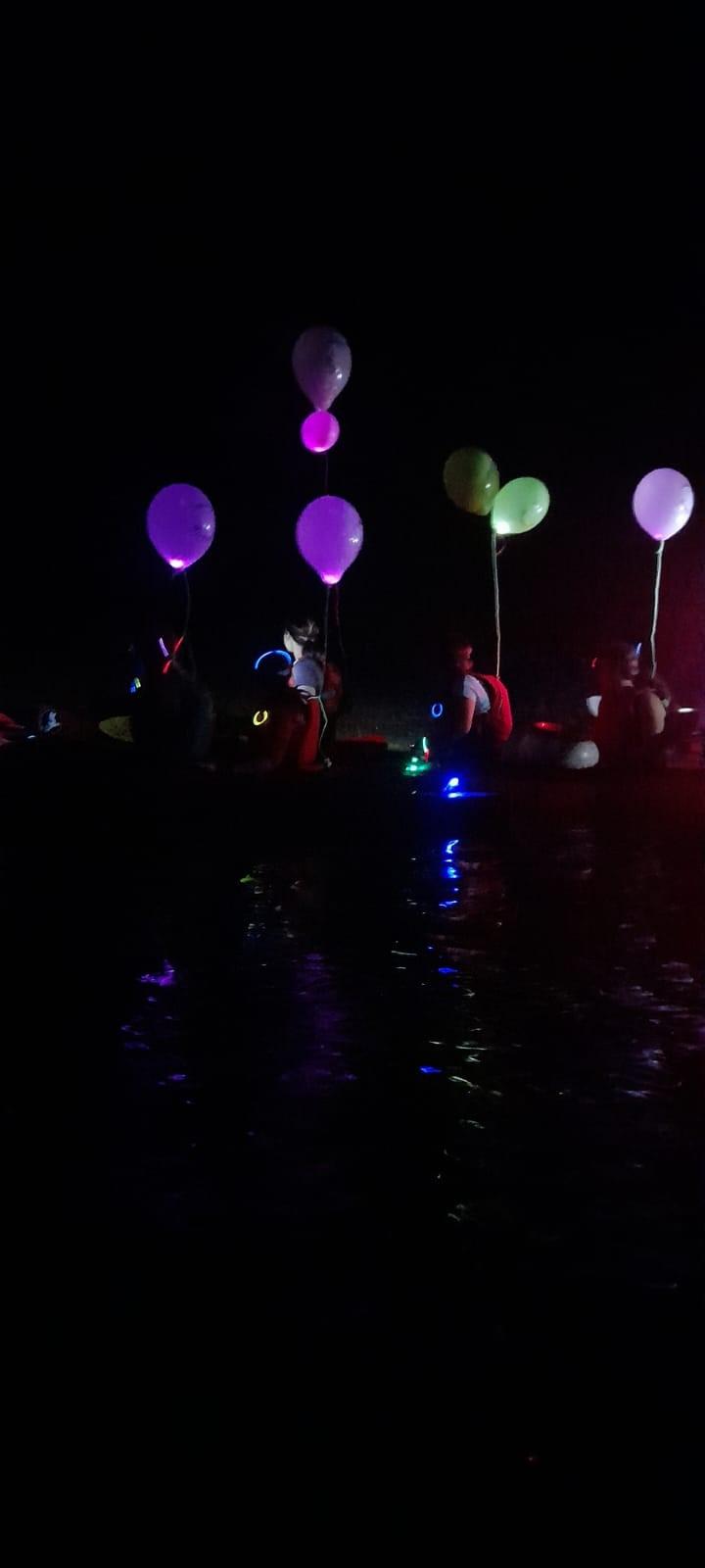 beleuchtetes Boot bei Nacht