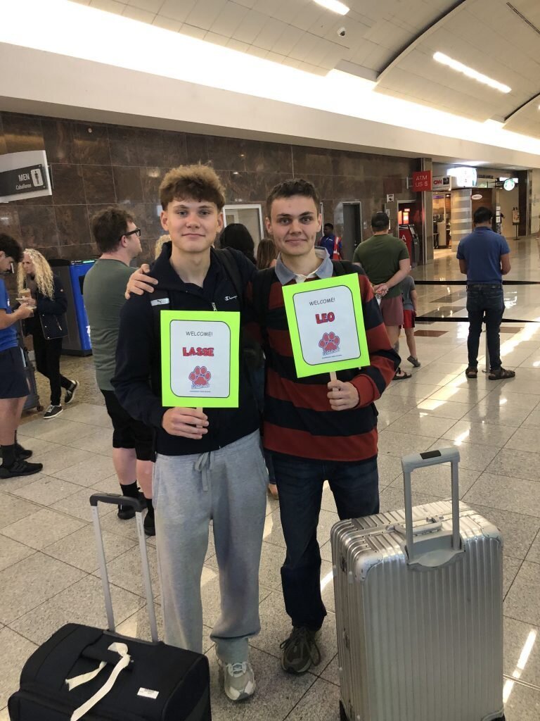 2 Jungs an Flughafen