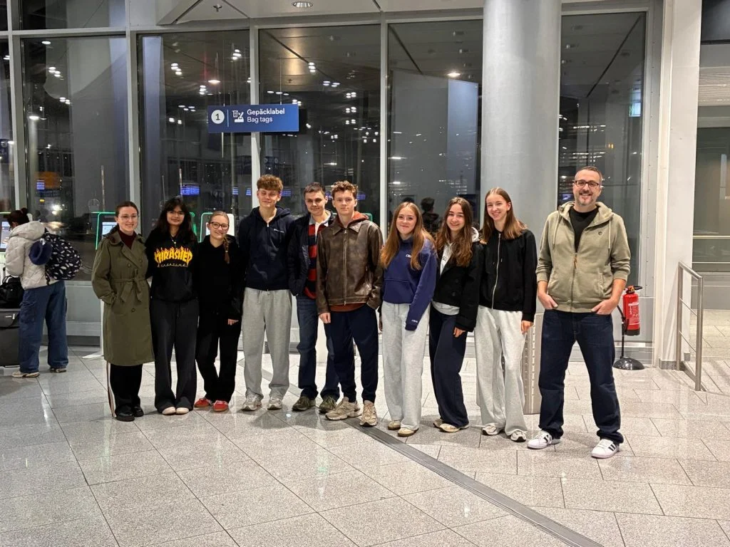 Gruppenfoto am Flughafen
