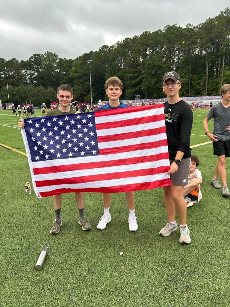 Gruppenfoto mit Flagge