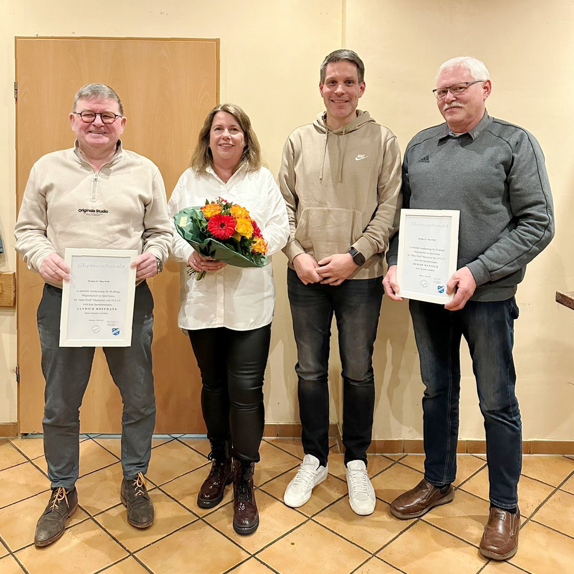 Verabschiedungen und Ehrungen: (von links) Ullrich Hoffmann (50 Jahre im Verein und ehemaliger Fußballfachwart), Sandra Gottschalk (9 Jahre Schriftführerin), Marco Washausen (14 Jahre 2. und 1. Vorsitzender) und Bernd Hanisch (50 Jahre im Verein). Es fehlt Nadine Fette (25 Jahre im Verein)