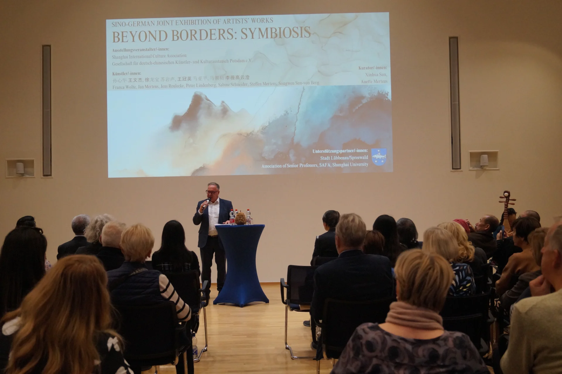 Voller Saal bei der Eröffnung der Ausstellung