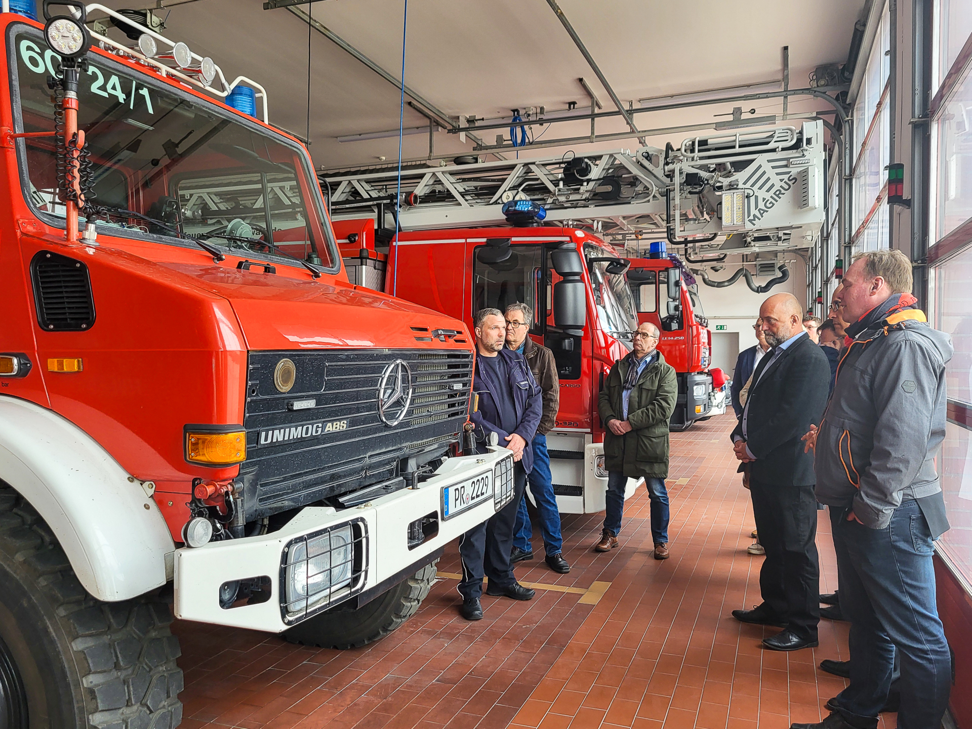 Im Gerätehaus der Feuerwehr informierten sich die Gäste aus Winsen über die Ausstattung und Organisationsstruktur der Pritzwalker Feuerwehr. Foto: Stadt Pritzwalk