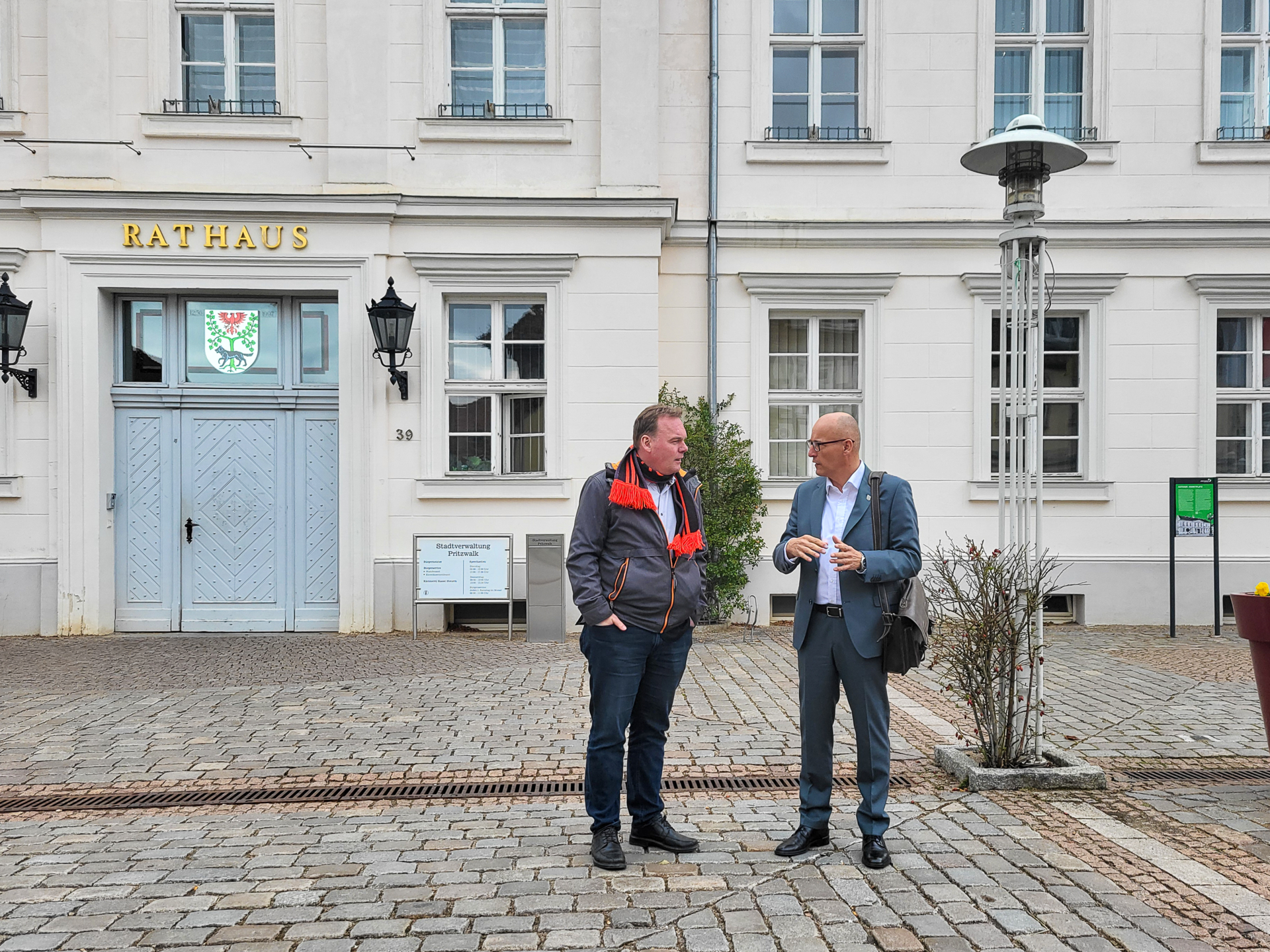 Zwei Bürgermeister unter sich: André Wiese und Dr. Ronald Thiel berieten unter anderem strategische Fragen. Foto: Stadt Pritzwalk