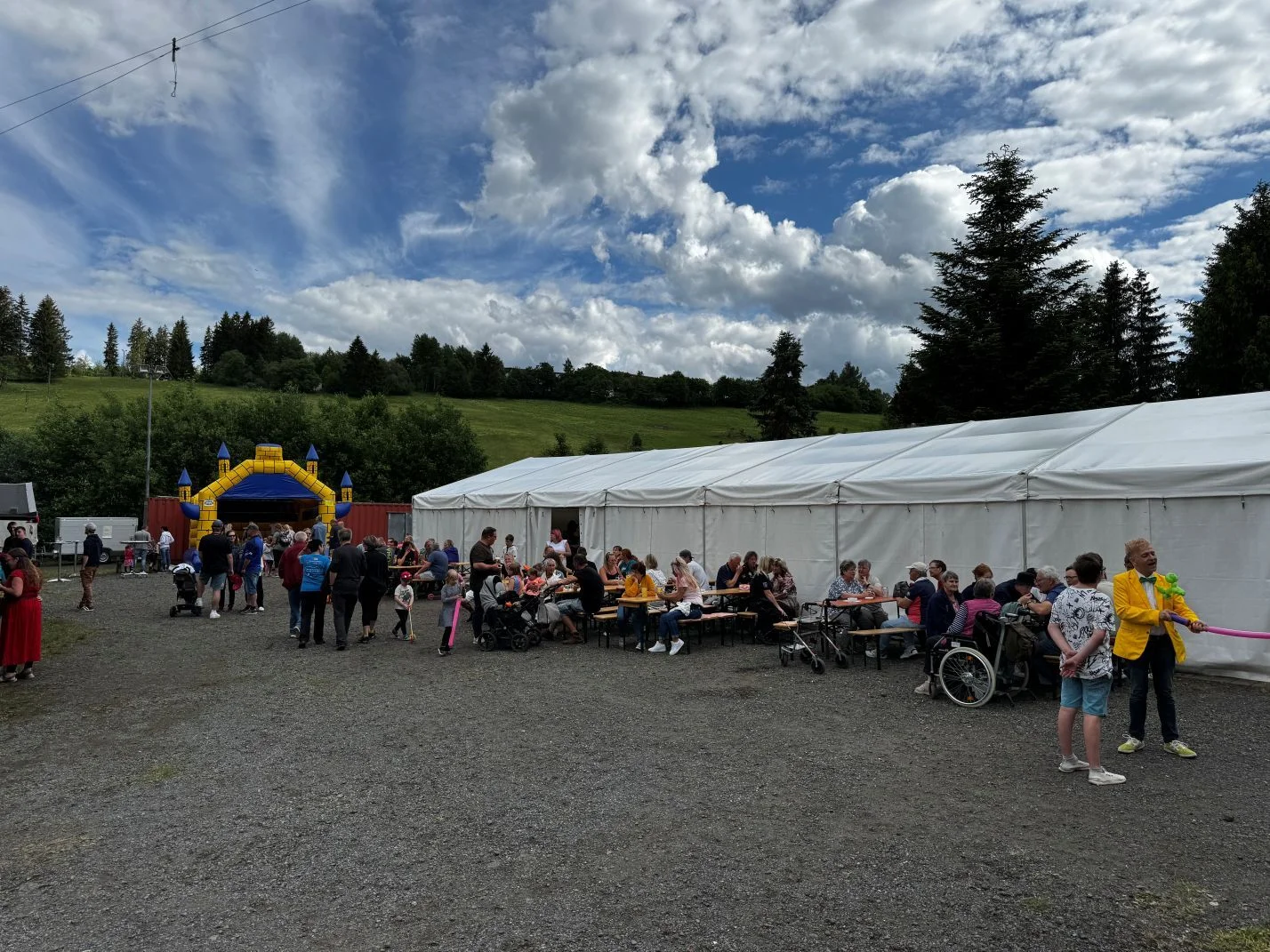 Reger Betrieb auf der Festwiese zum Brunnenfest und Kinderfest