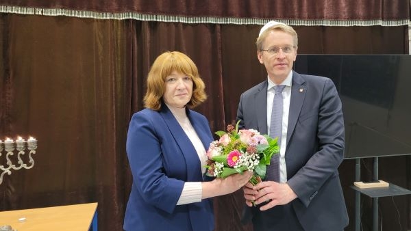 Ministerpräsident gratuliert Viktoria LadyshenskiMinisterpräsident Daniel Günther gratuliert Viktoria Ladyshenski zur Auszeichnung mit dem Bundesverdienstkreuz am Bande