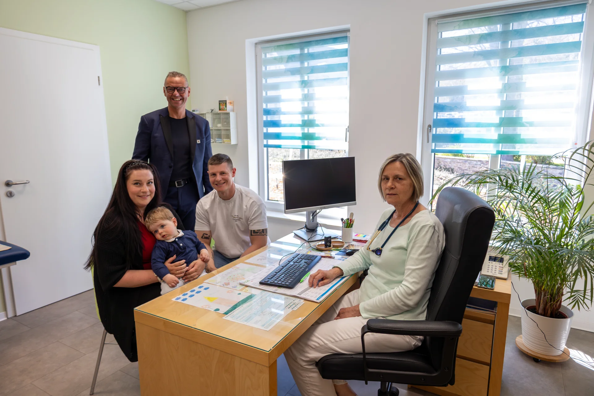 BM Seifert, Anna und Toni Gläs mit Sohn Emil und Dipl.-Med. Baumann