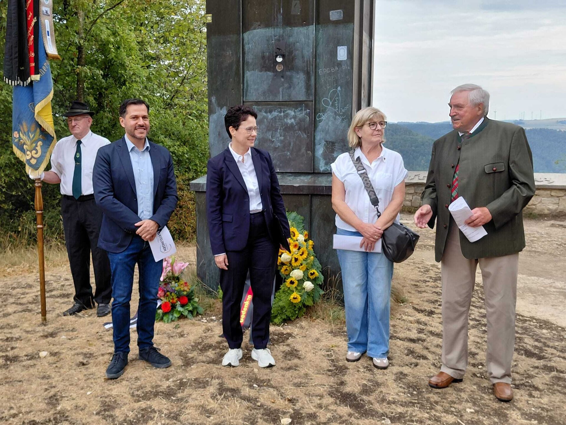 Kranzniederlegung zum Beginn des Bundestreffens