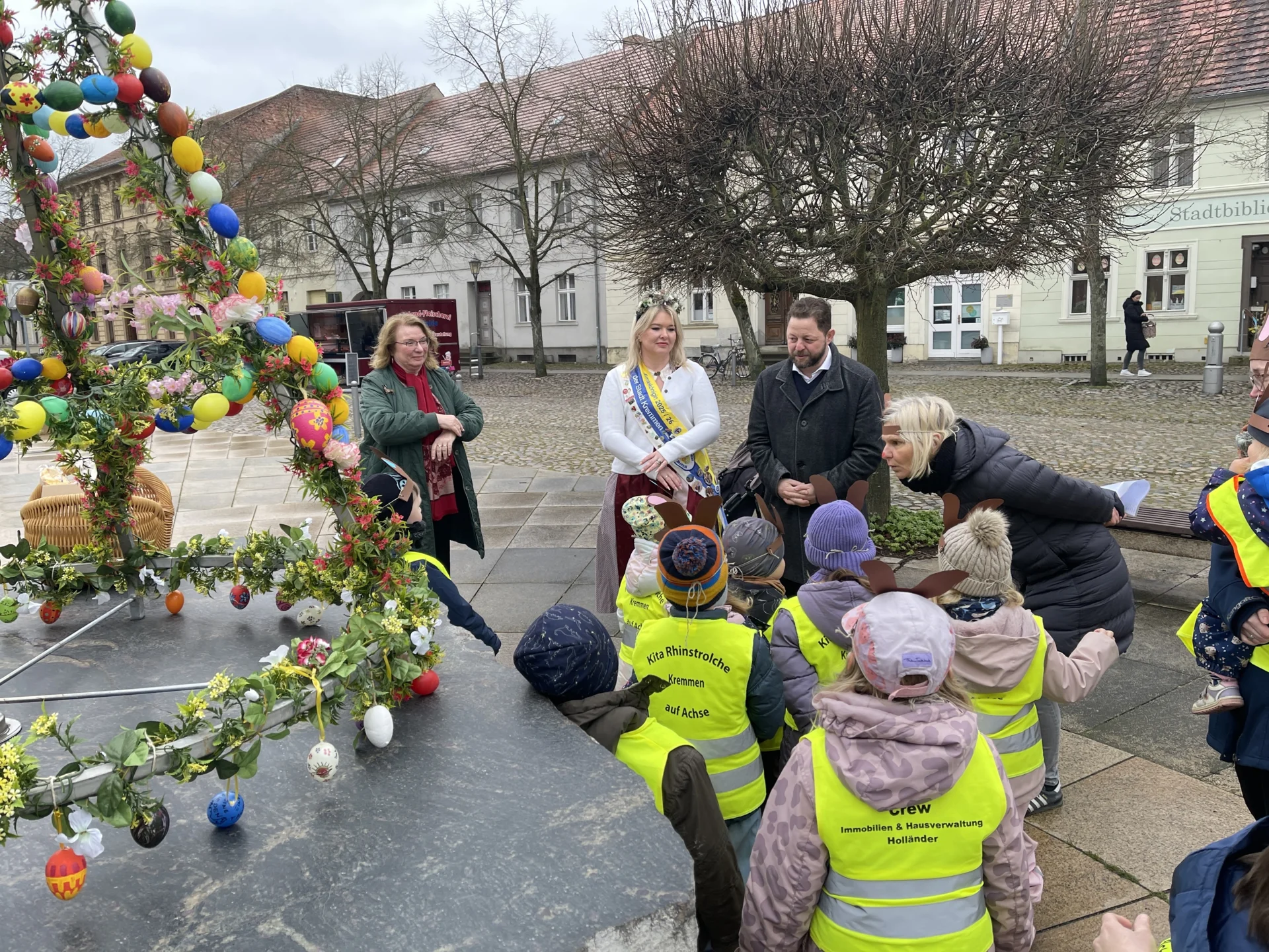 Osterbrunnen mit der Kita Rhinstrolche