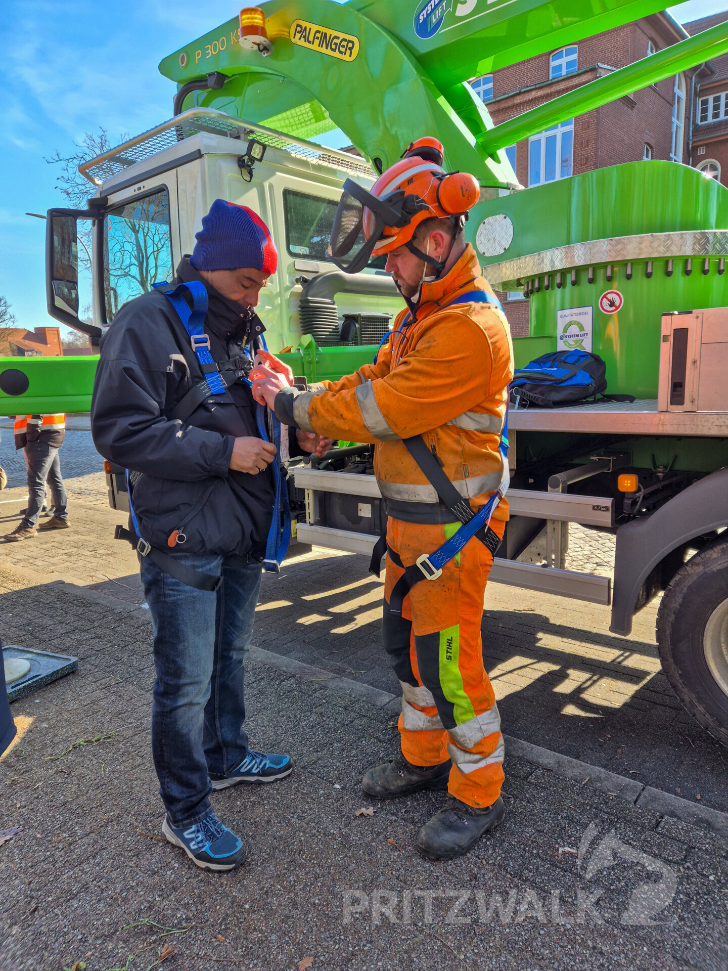 Wer den Hebekorb nutzen will, muss einen Sicherheitsgurt tragen. Foto: Stadt Pritzwalk