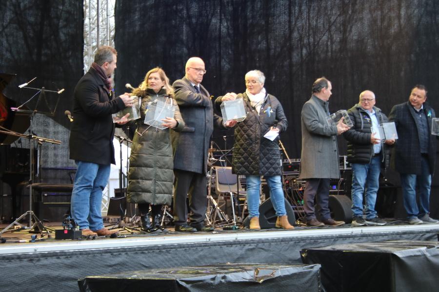 Die Bürgermeister*innen der Nordkommunen und Landrat Stephan Loge beginnen das Spendensammeln auf der Konzertbühne. Foto: Stadt KW/Reik Anton