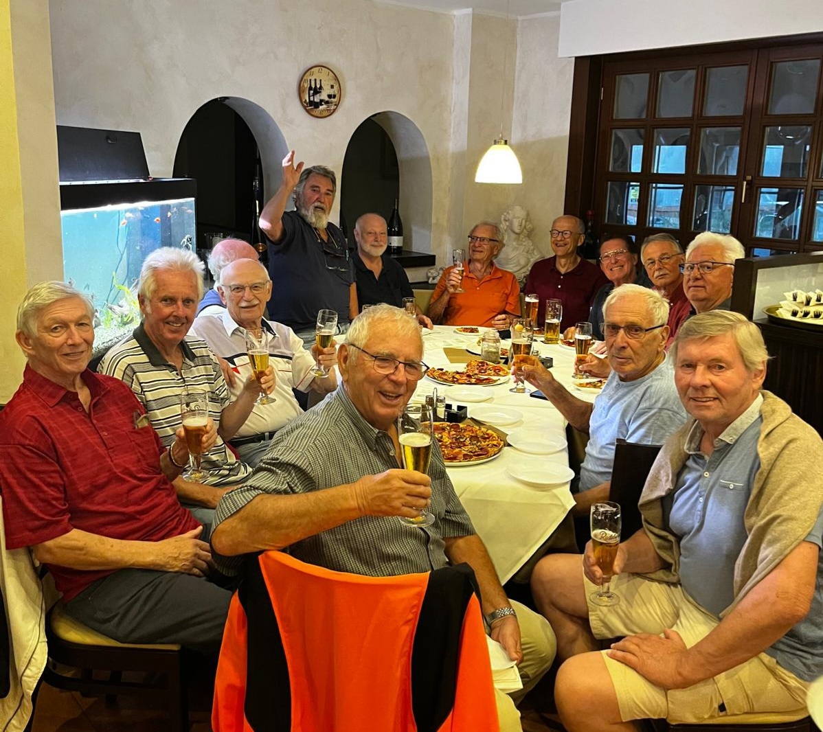 In geselliger Runde feierte Helmut Kappes (stehend) seinen 85. Geburtstag mit den Teilnehmern der TSV-Männer-Gymnastik-Gruppe aus Rodenbach