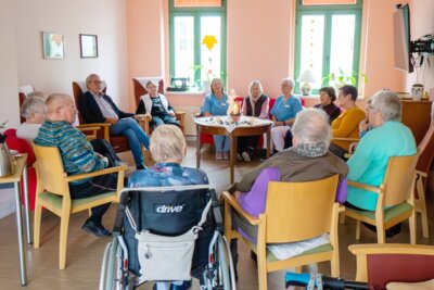 Meldung: Pfarrer Olaf Glomke zu Besuch in der AWO Tagespflege in der Bäckerstraße in Perleberg